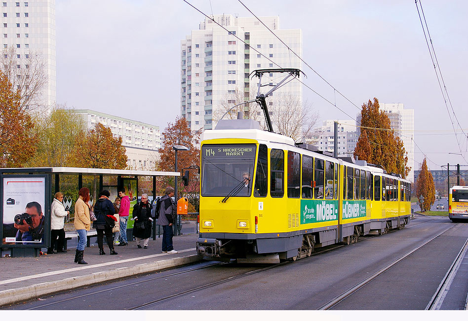 Die Straßenbahn in Berlin am Bahnhof Hohenschönhausen