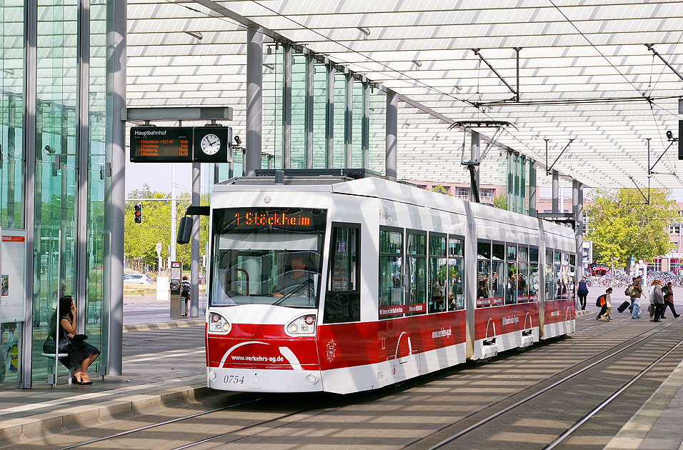Die Straßenbahn in Braunschweig an der Haltestelle Hauptbahnhof