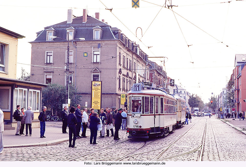 Die Straßenbahn in Dresden eín Großer Hecht vor dem Straßenbahn Museum