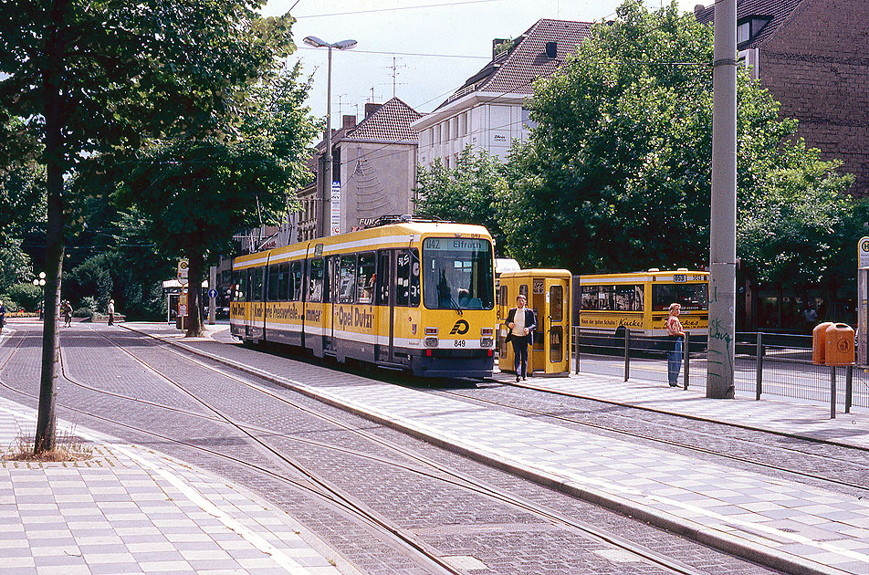 Die Straßenbahn in Krefeld - ein M8C von Düwag