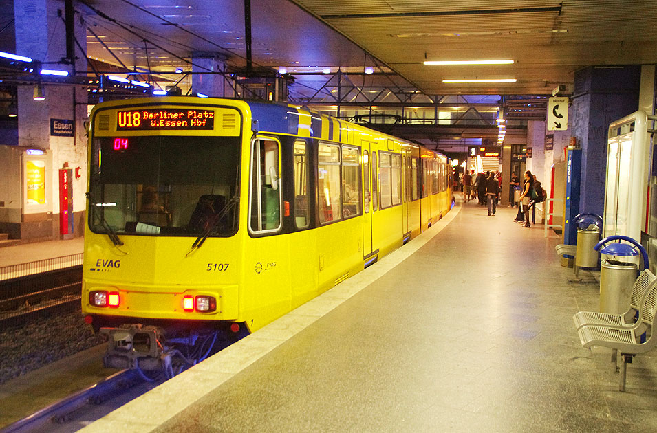 Die Stadtbahn in Essen in der Haltestelle Hauptbahnhof