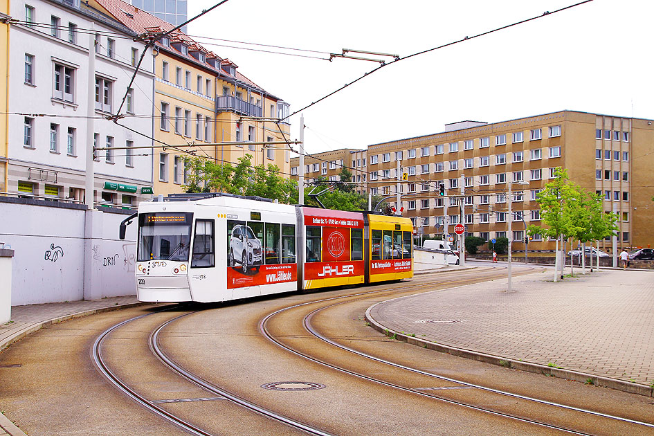 Die Straßenbahn in Gera an der Haltestelle Hauptbahnhof