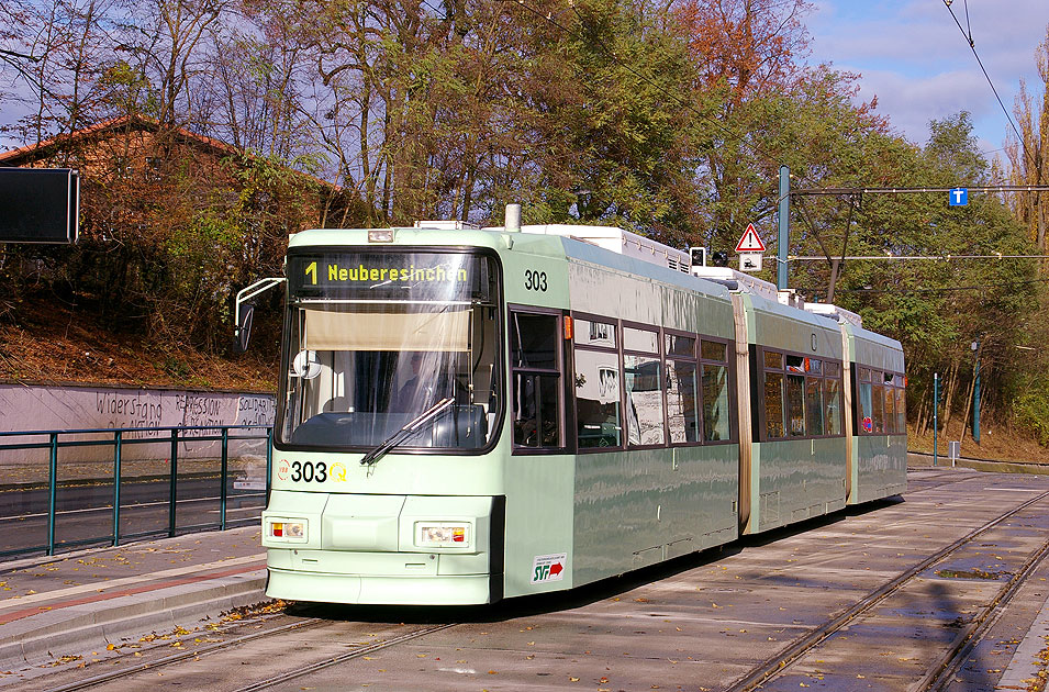Die Straßenbahn in Frankfurt an der Oder an der Haltestelle Hauptbahnhof