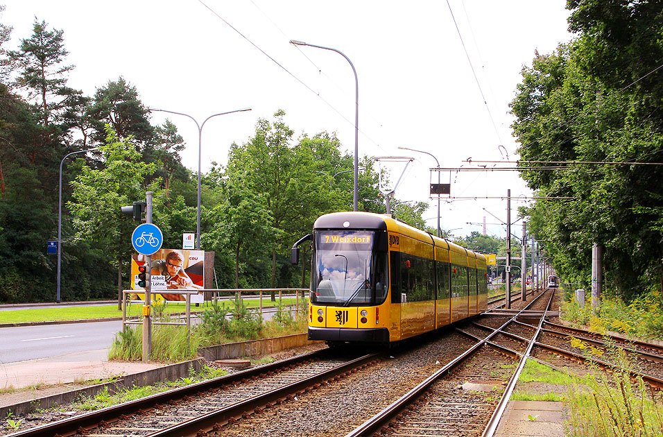 Die Straßenbahn in Dresden an der Haltestelle Infineon Süd