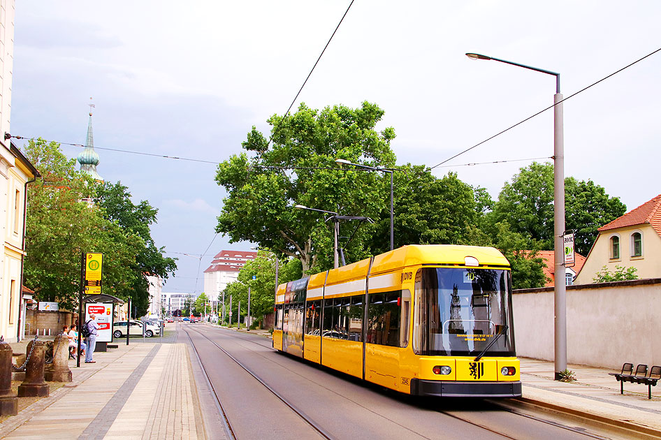 Die Straßenbahn in Dresden an der Haltestelle Krankenhaus Friedrichstadt