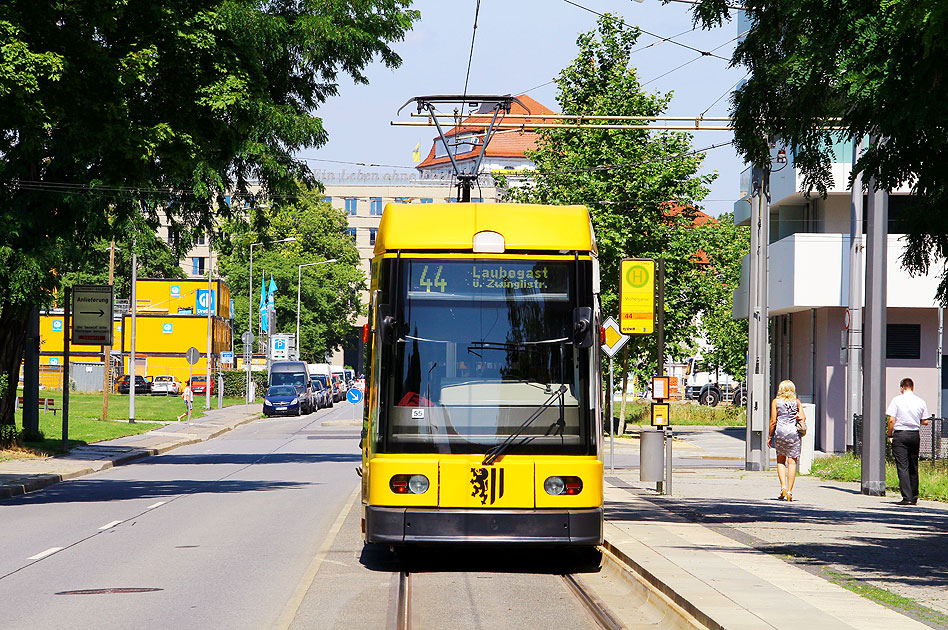 Die Haltestelle Webergasse der Straßenbahn in Dresden und seine Gleisschleife