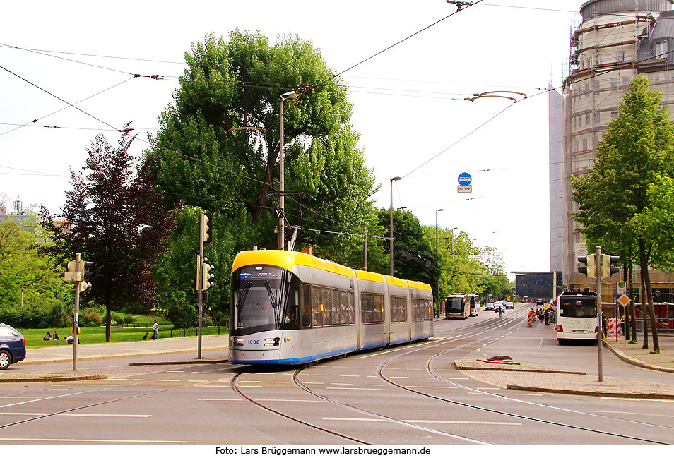 Die Straßenbahn in Leipzig an der Haltestelle Hauptbahnhof - ein NGT10 von Solaris
