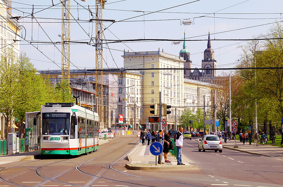 Die Straßenbahn in Magdeburg an der Haltestelle City Carre / Hauptbahnhof