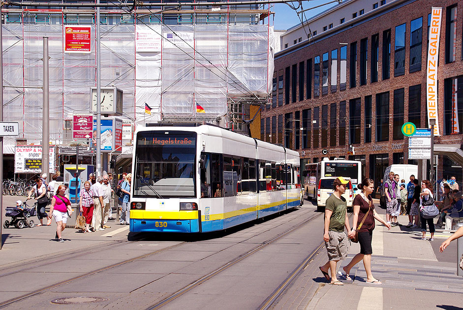 Die Straßenbahn in Schwerin auf dem Marienplatz vormals Leninplatz