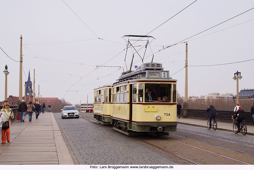 Die Straßenbahn in Dresden auf der Augustusbrücke zwischen Theaterplatz und Neustädter Markt