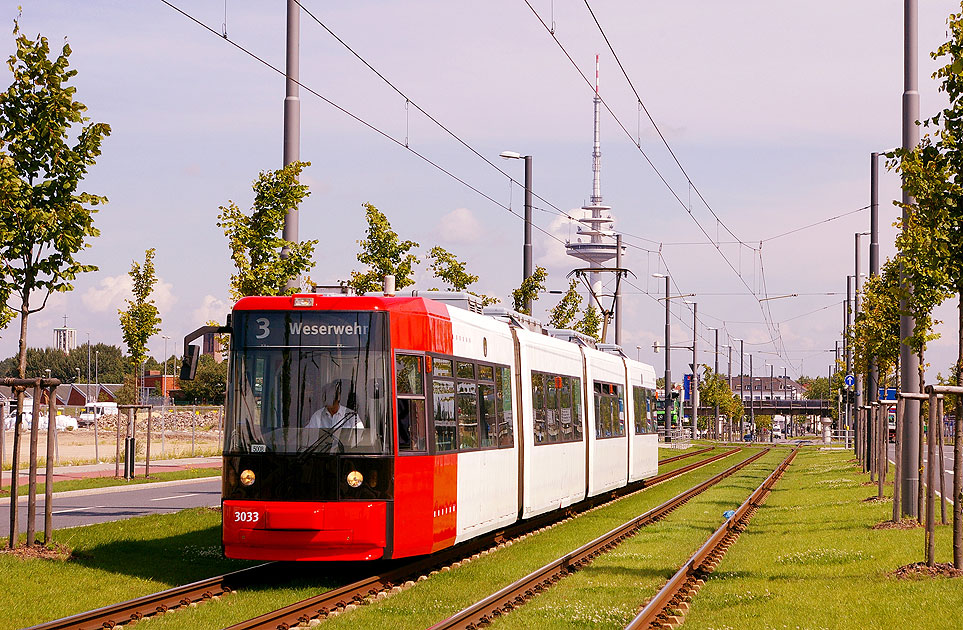 Die Straßenbahn in Bremen an der Haltestelle Europahafen