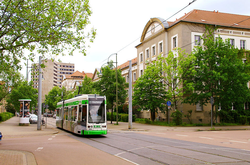 Die Straßenbahn in Dessau mit einem NGT6DE an der Haltestelle Theater