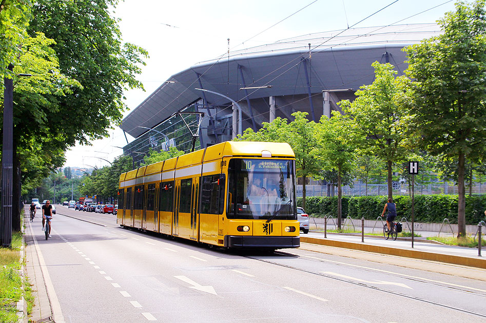 Die Straßenbahn in Dresden an der Haltestelle Georg-Arnhold-Bad vormals Großer Garten