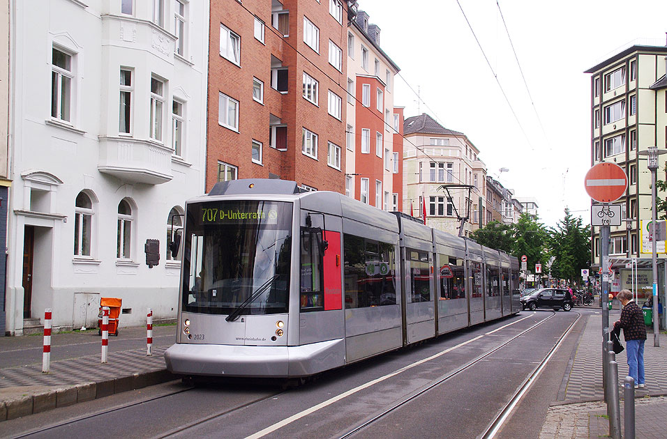 Die Straßenbahn in Düsseldorf an der Haltestelle Fürstenplatz