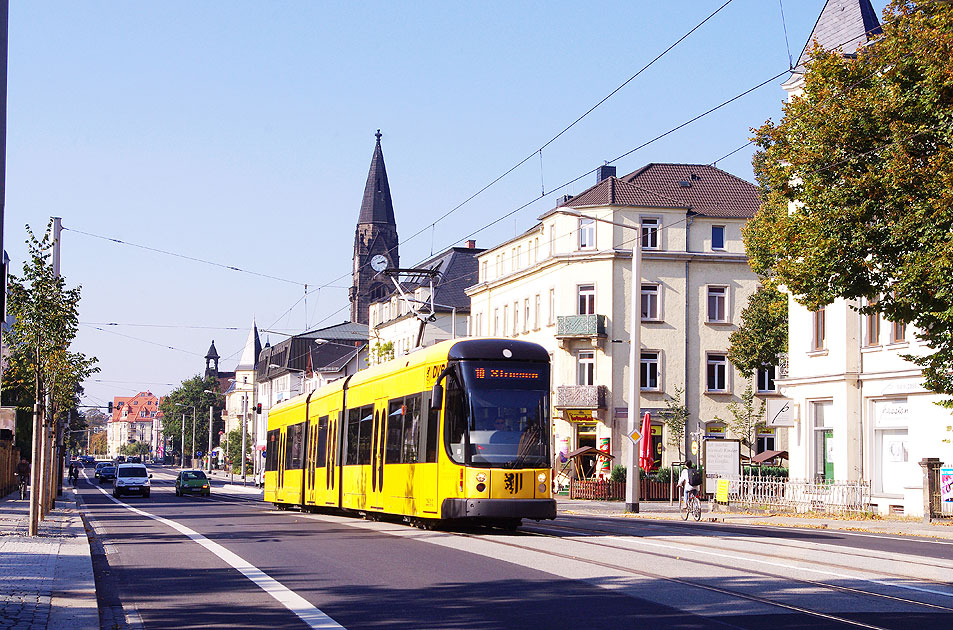 Eine Straßenbahn in Dresden an der Haltestelle Gottleubaer Straße