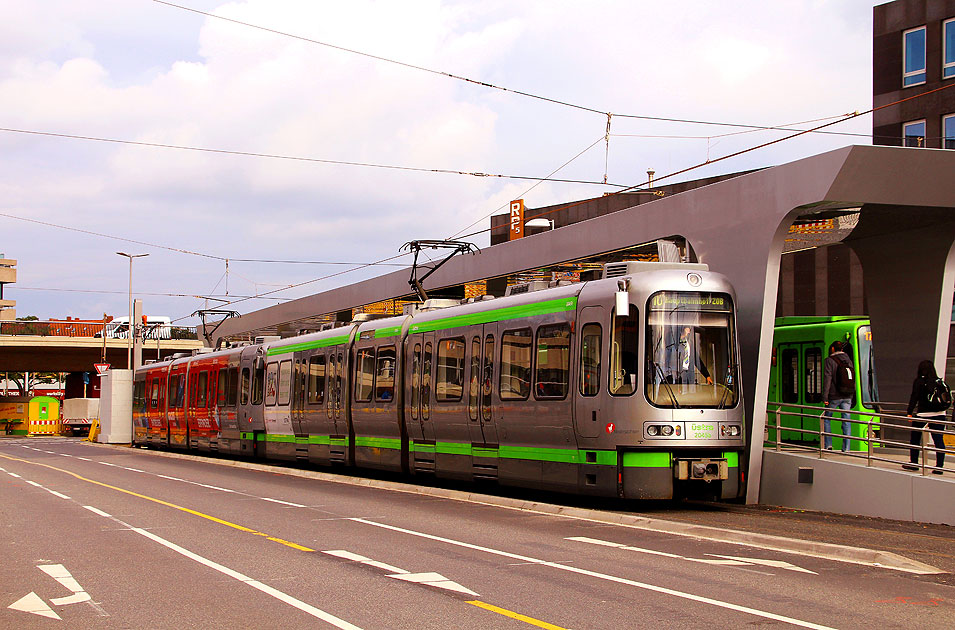 Die Stadtbahn in Hannover an der Haltestelle ZOB