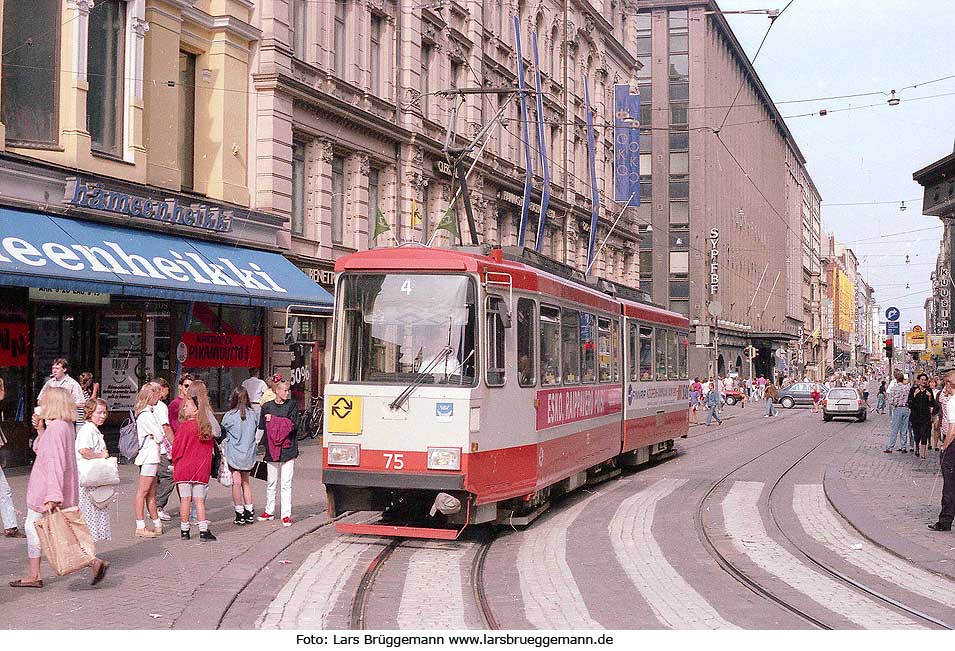 Die Straßenbahn / Raitiovaunu in Helsinki an der Haltestelle Studenthuset