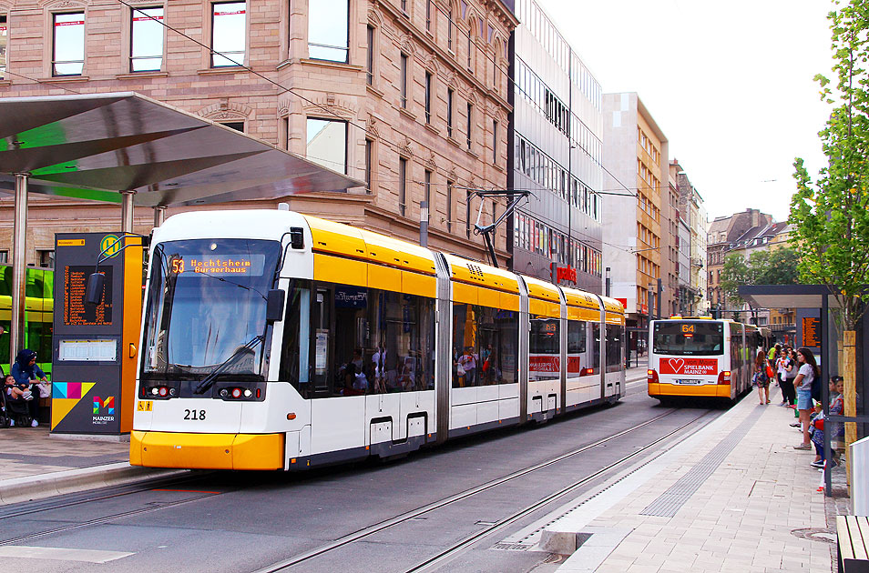 Die Straßenbahn in Mainz an der Haltestelle Münsterplatz