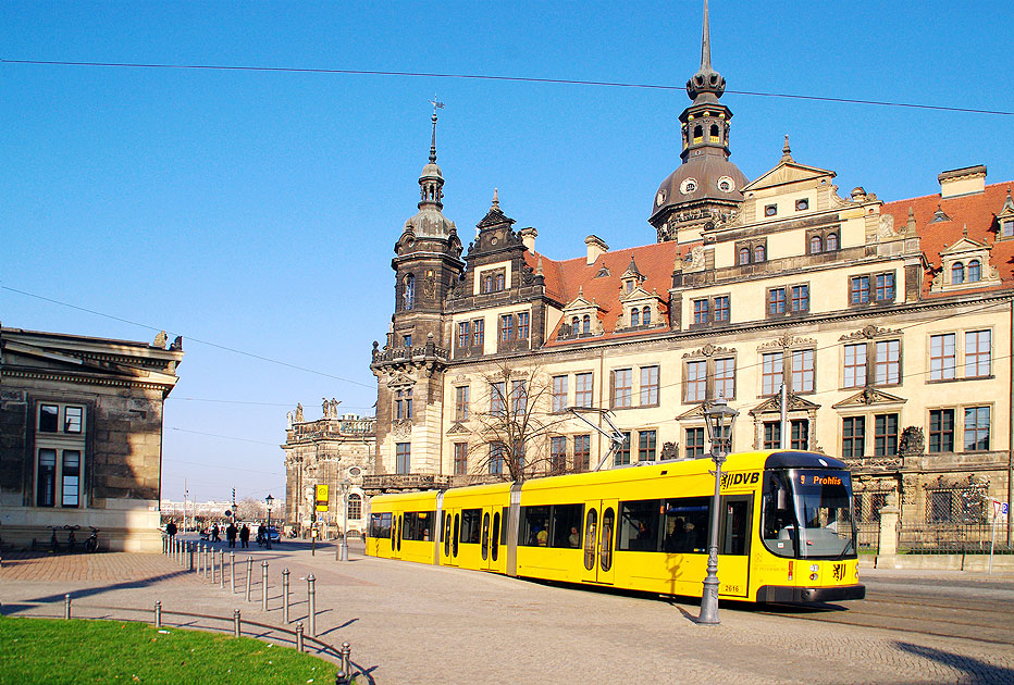 Die Straßenbahn in Dresden an der Haltestelle Theaterplatz