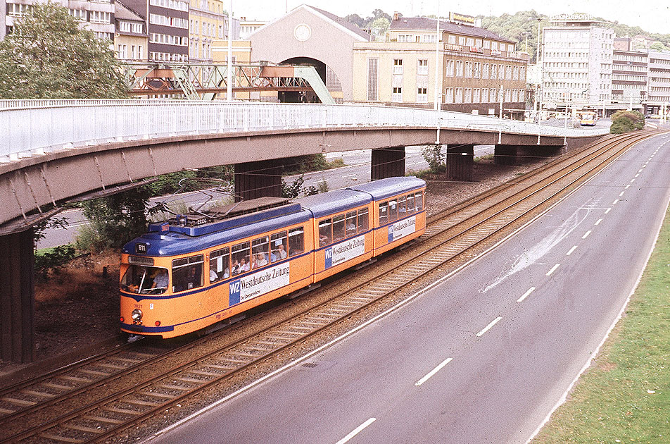 Die Straßenbahn in Wuppertal an der Haltestelle Bahnhof Elberfeld