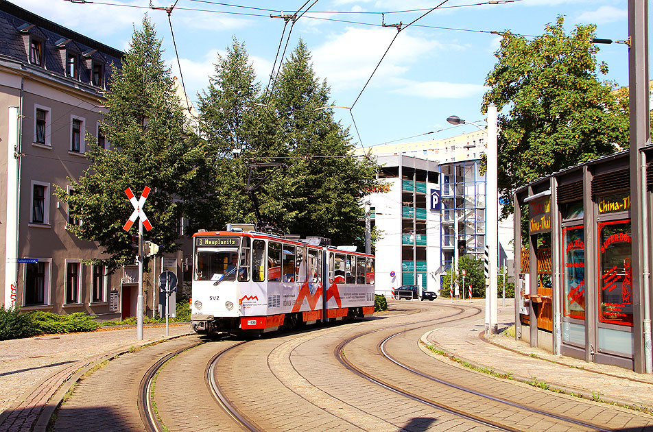 Die Straßenbahn in Zwickau an der Haltestelle Zentrum