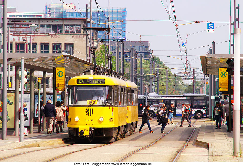 Tatra Straßenbahn in Dresden an der Haltestelle Hauptbahnhof