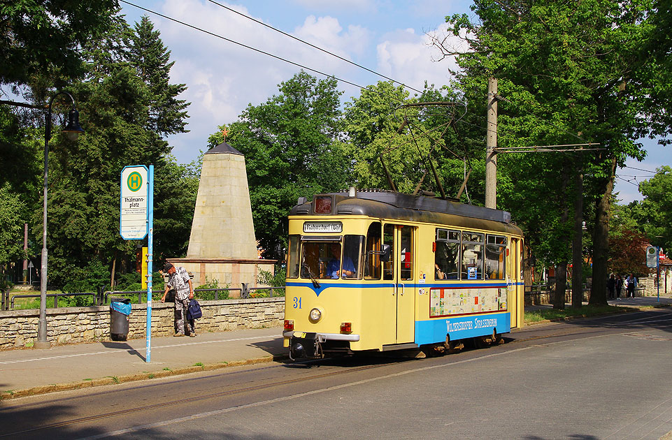 Die Straßenbahn in Woltersdorf an der Haltestelle Thälmannplatz