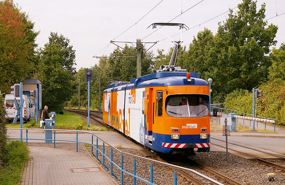 Die Straßenbahn in Bielefeld an der Haltestelle Elpke