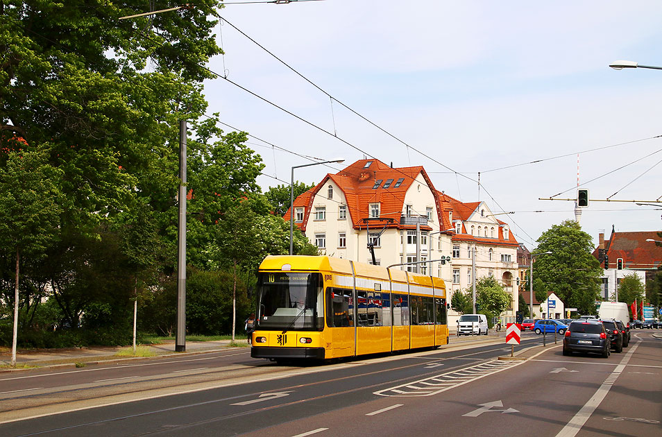 Die Straßenbahn in Dresden an der Haltestelle Pohlandplatz