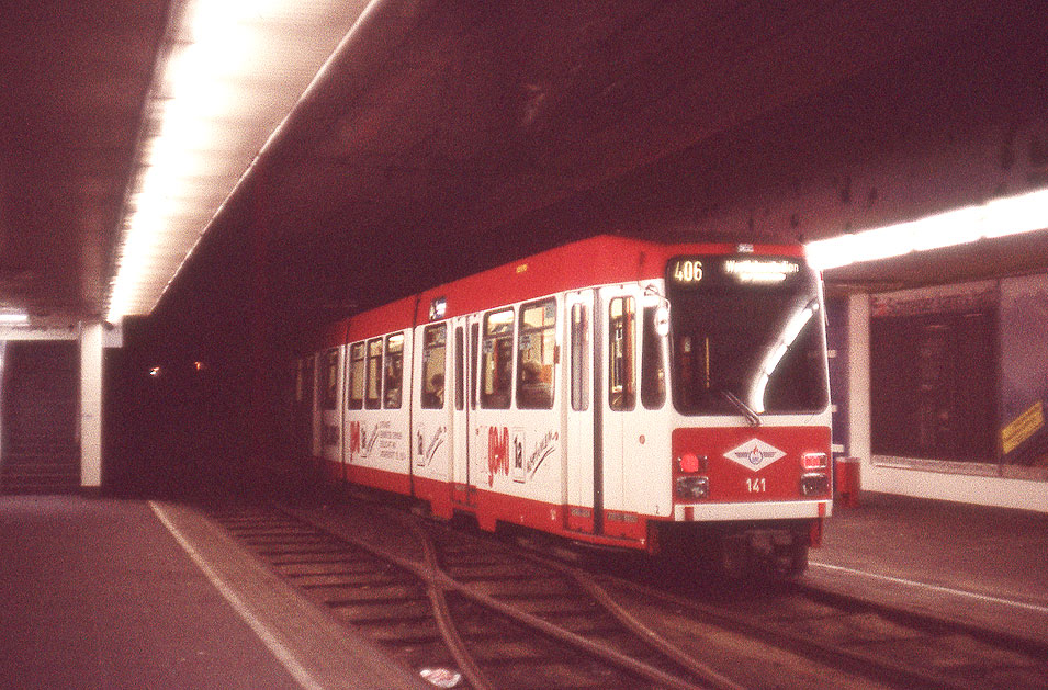 Die Straßenbahn in Dortmund an der Haltestelle Westfalenhalle