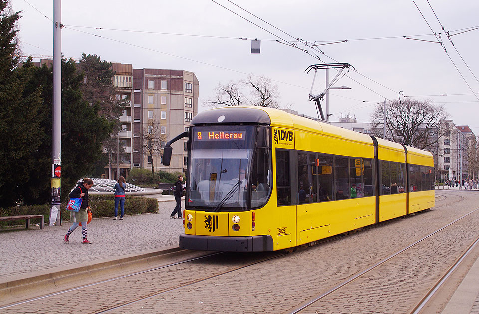 Die Haltestelle Albertplatz in Dresden mit der Straßenbahn