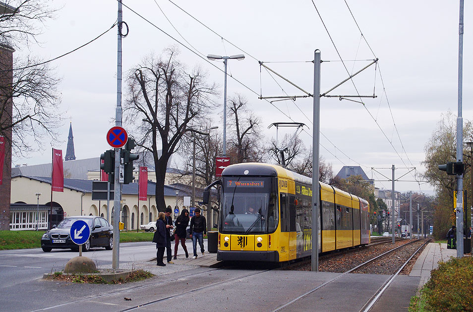 Die Straßenbahn in Dresden an der Haltestelle Heeresbäckerei