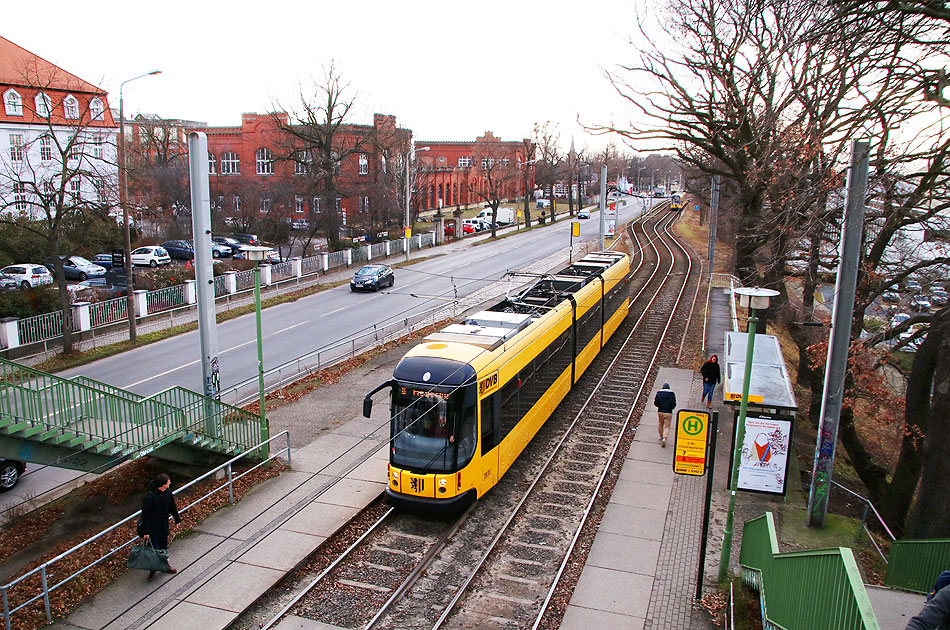Eine Straßenbahn in Dresden an der Haltestelle Industriegelände