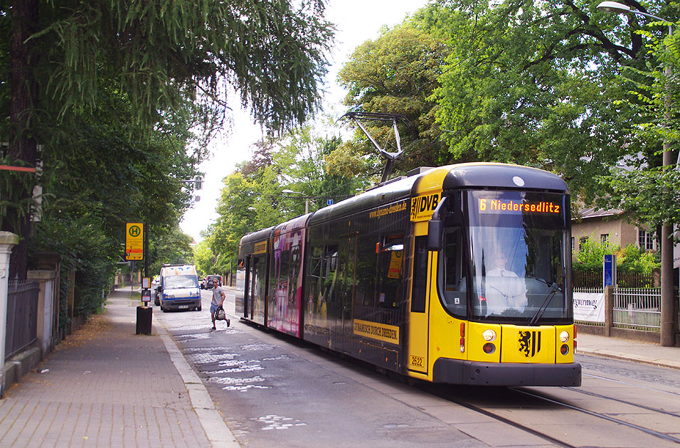 Die Straßenbahn in Dresden an der Haltestelle Lene-Glatzer-Straße