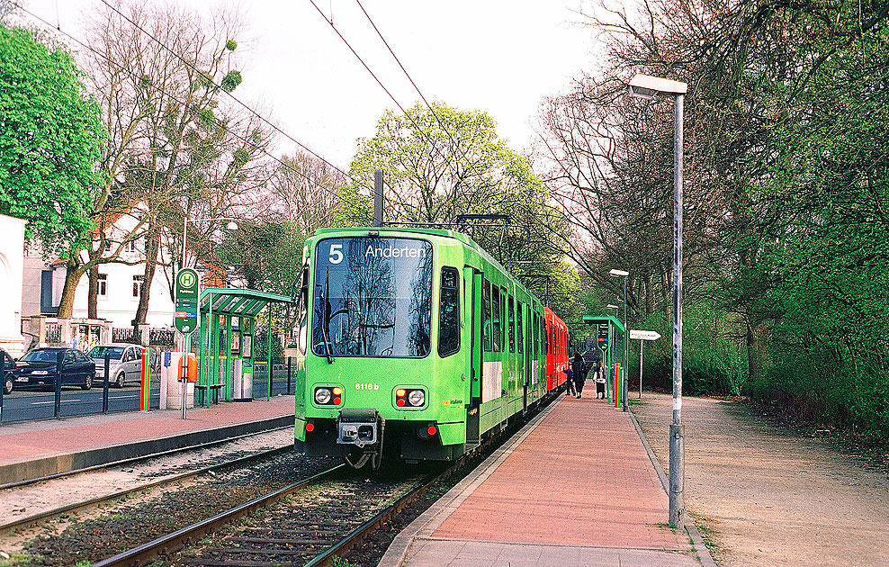 Die Straßenbahn in Hannover an der Haltestelle Parkhaus - heute Appelstraße