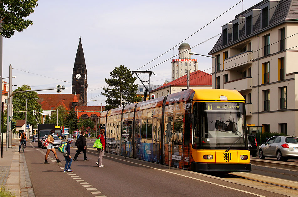 Eine Straßenbahn in Dresden an der Haltestelle Pohlandplatz