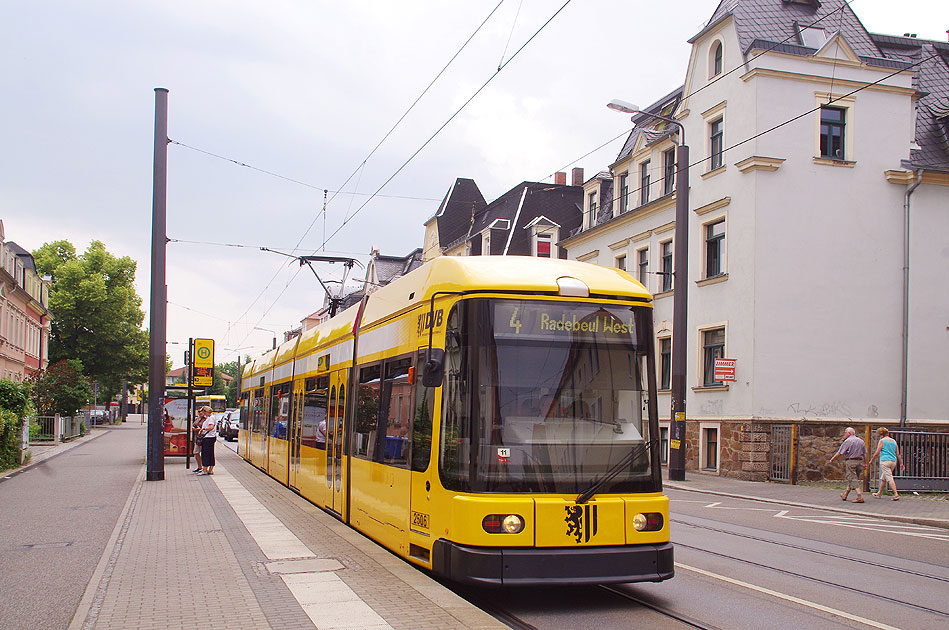Die Straßenbahn in Dresden an der Haltestelle Rankestraße