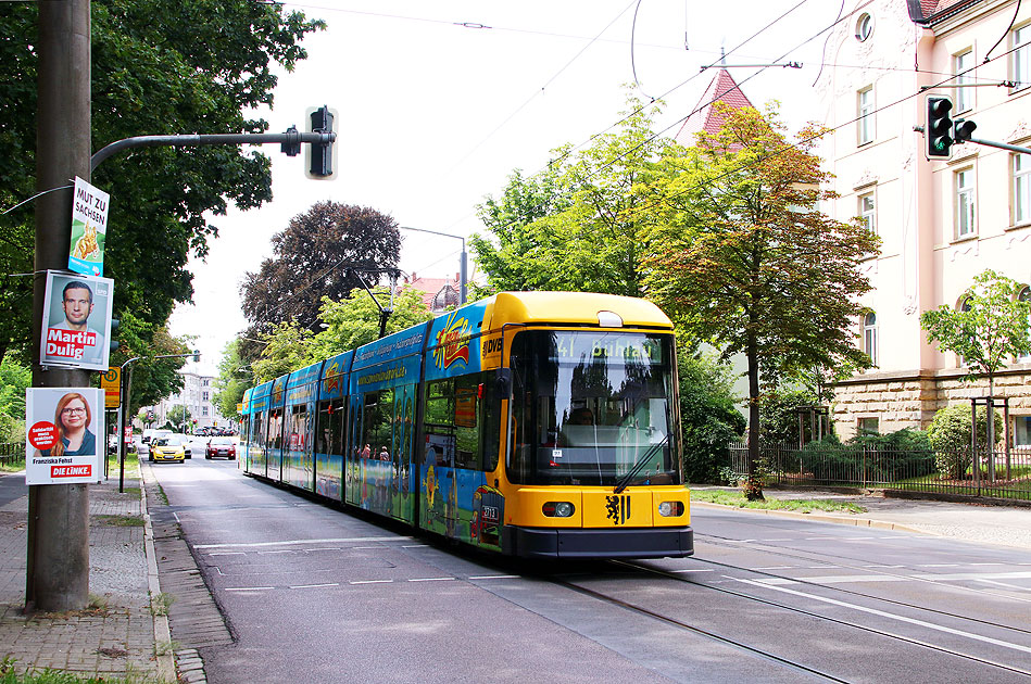 Eine Straßenbahn in Dresden an der Haltestelle Wilhelminenstraße