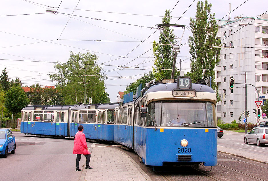 Die Straßenbahn in München an der Haltestelle Kreillerstraße - P-Wagen P3