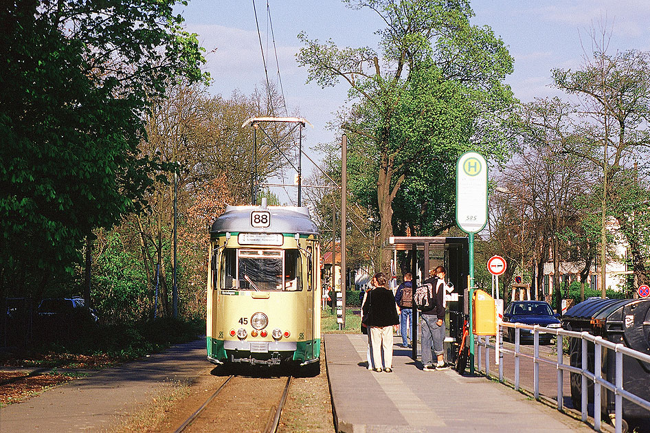 Die Schöneiche Rüdersdorfer Straßenbahn an der Haltestelle Bahnhof Friedrichshagen