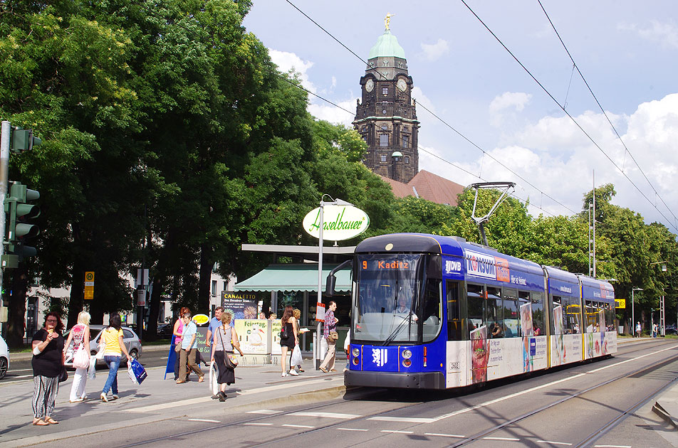 Die Straßenbahn in Dresden an der Haltestelle Prager Straße