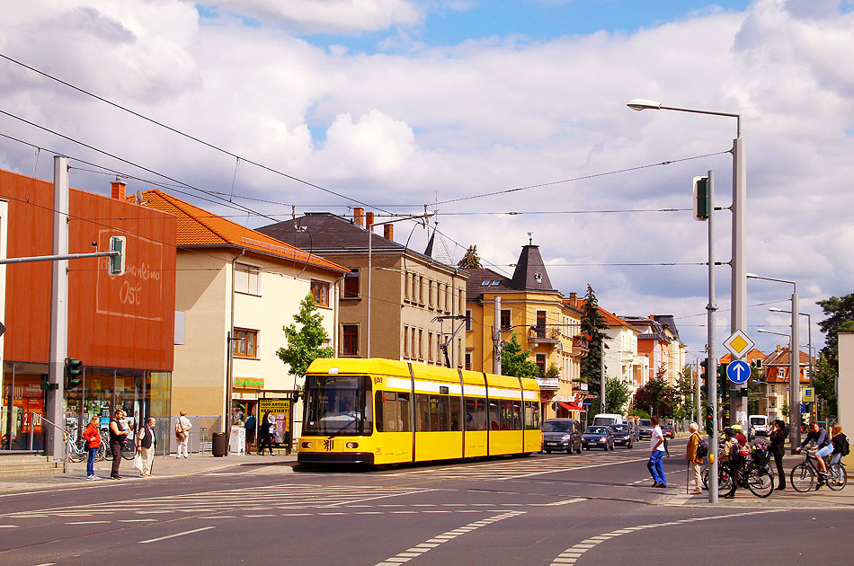 Die Straßenbahn in Dresden an der Haltestelle Altenberger Straße