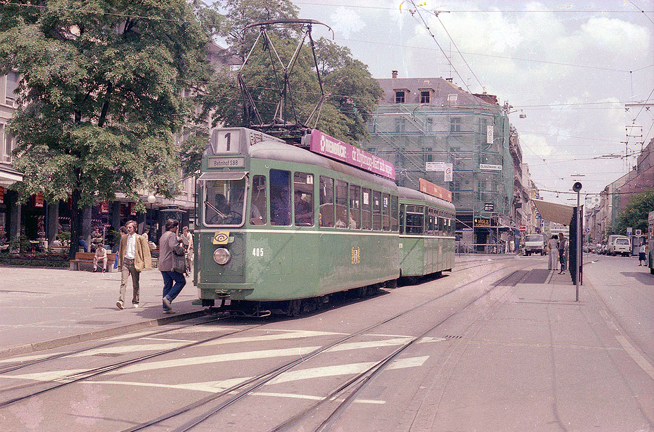 Die Straßenbahn in Basel ein Schweizer Standardwagen vom Typ Be 4/4 - an der Haltestelle Claraplatz - Tram - Trämli
