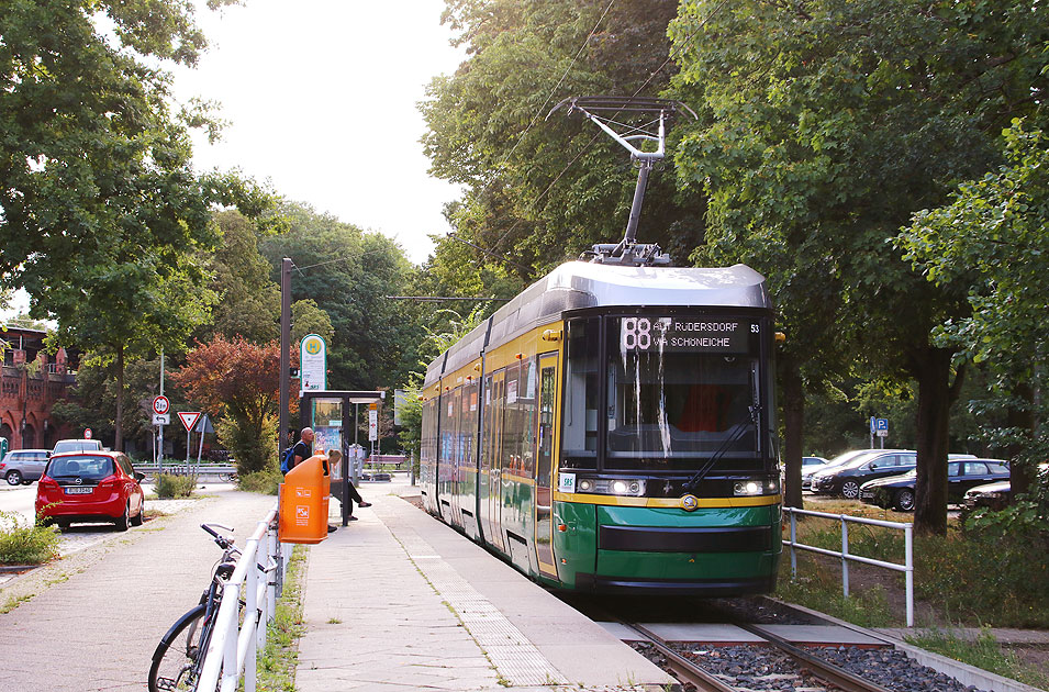 Die Schöneiche-Rüdersdofer Straßenbahn an der Haltestelle S-Bahn Friedrichshagen 