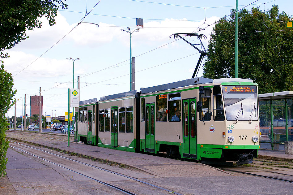 Die Straßenbahn in Brandenburg an der Haltestelle Hauptbahnhof