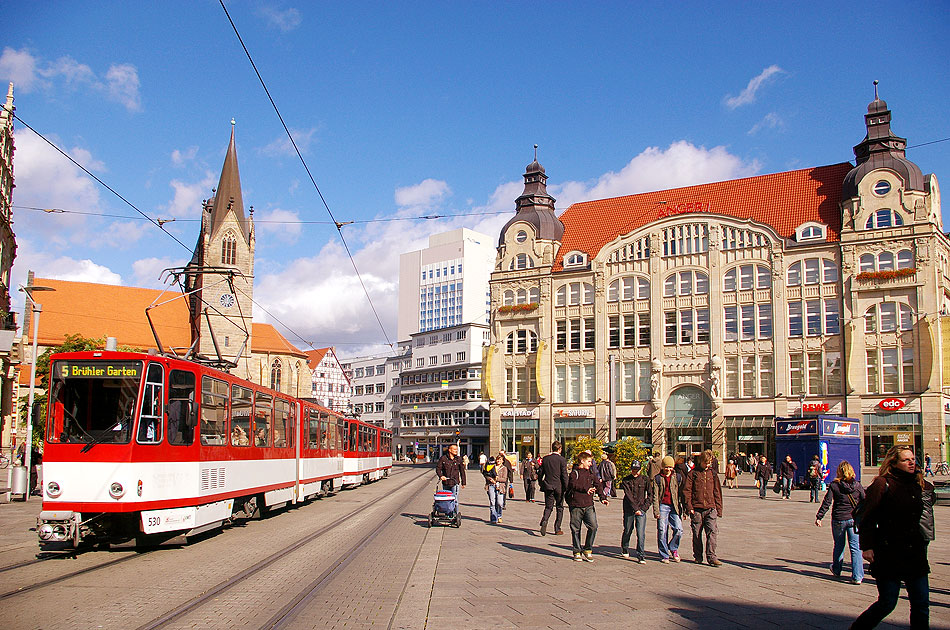 Die Straßenbahn in Erfurt an der Haltestelle Anger