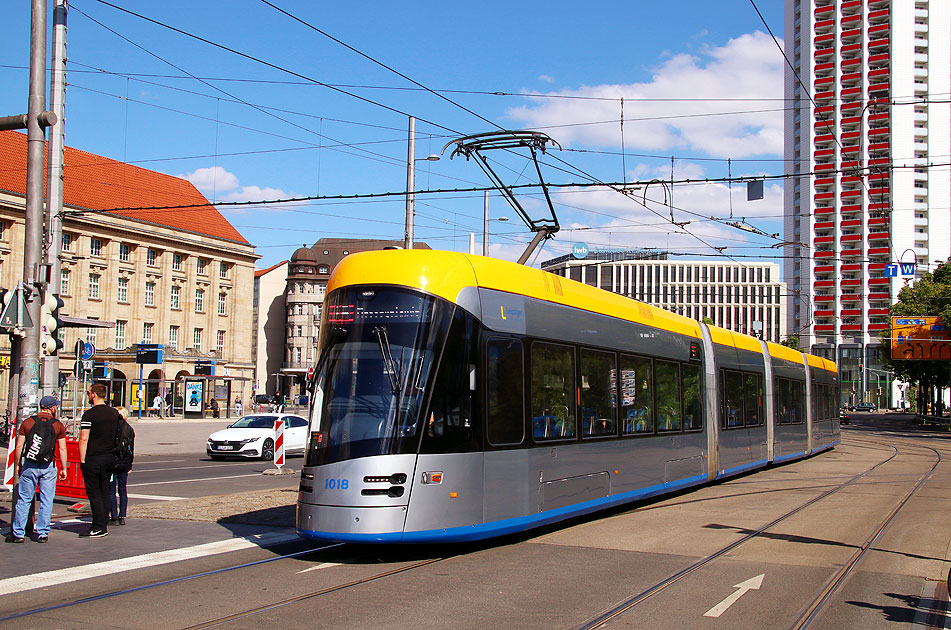 Die Straßenbahn in Leipzig an der Haltestelle Hauptbahnhof - ein NGT10 von Solaris