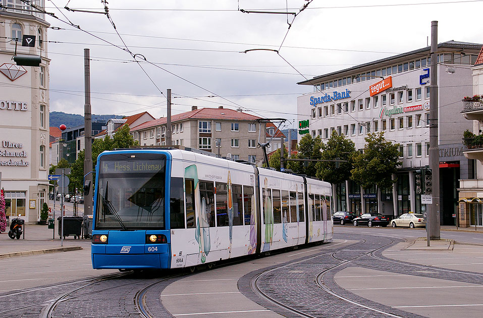 Die Straßenbahn in Kassel vor dem Bahnhof Wilhelmshöhe