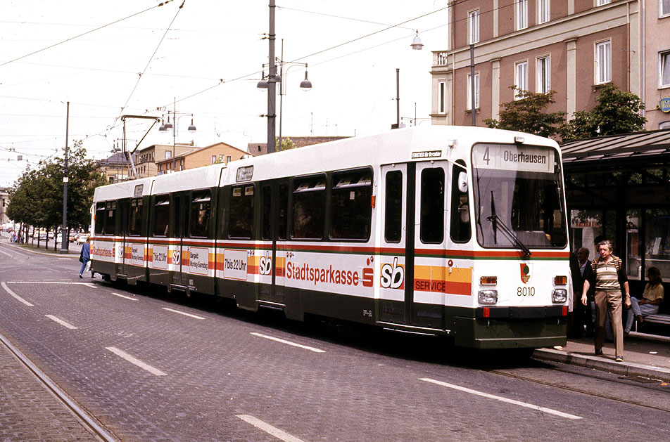 Die Straßenbahn in Augsburg an der Haltestelle Königsplatz