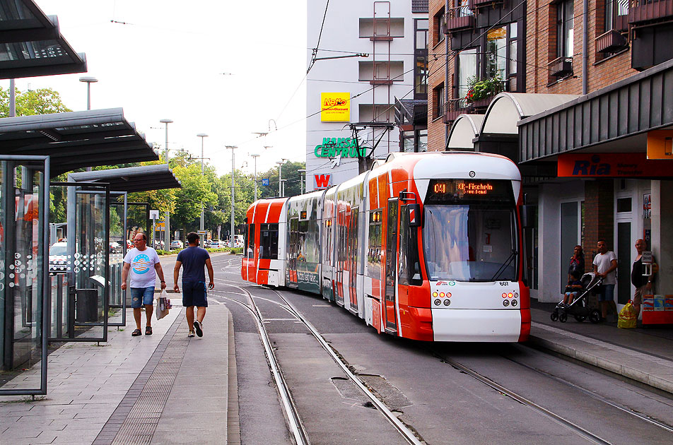 Die Straßenbahn in Krefeld an der Haltestelle Hauptbahnhof